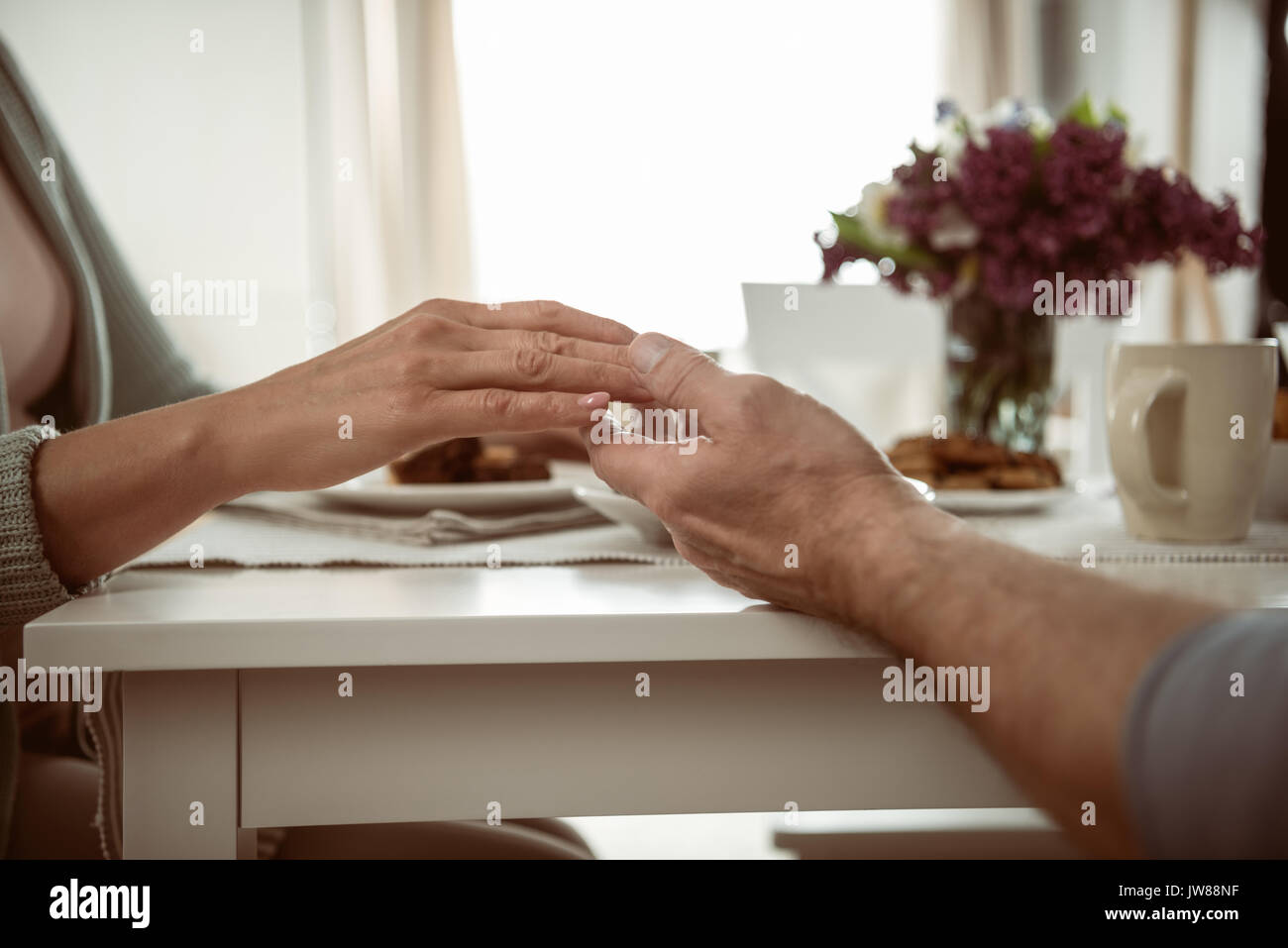 Portrait de senior couple holding hands pendant le petit déjeuner Banque D'Images