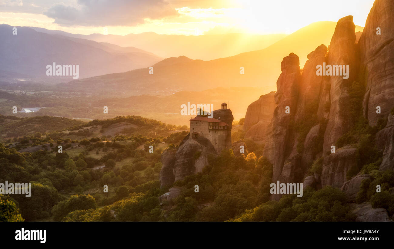 Coucher de soleil sur les montagnes Pindos dans les météores, Grèce Banque D'Images