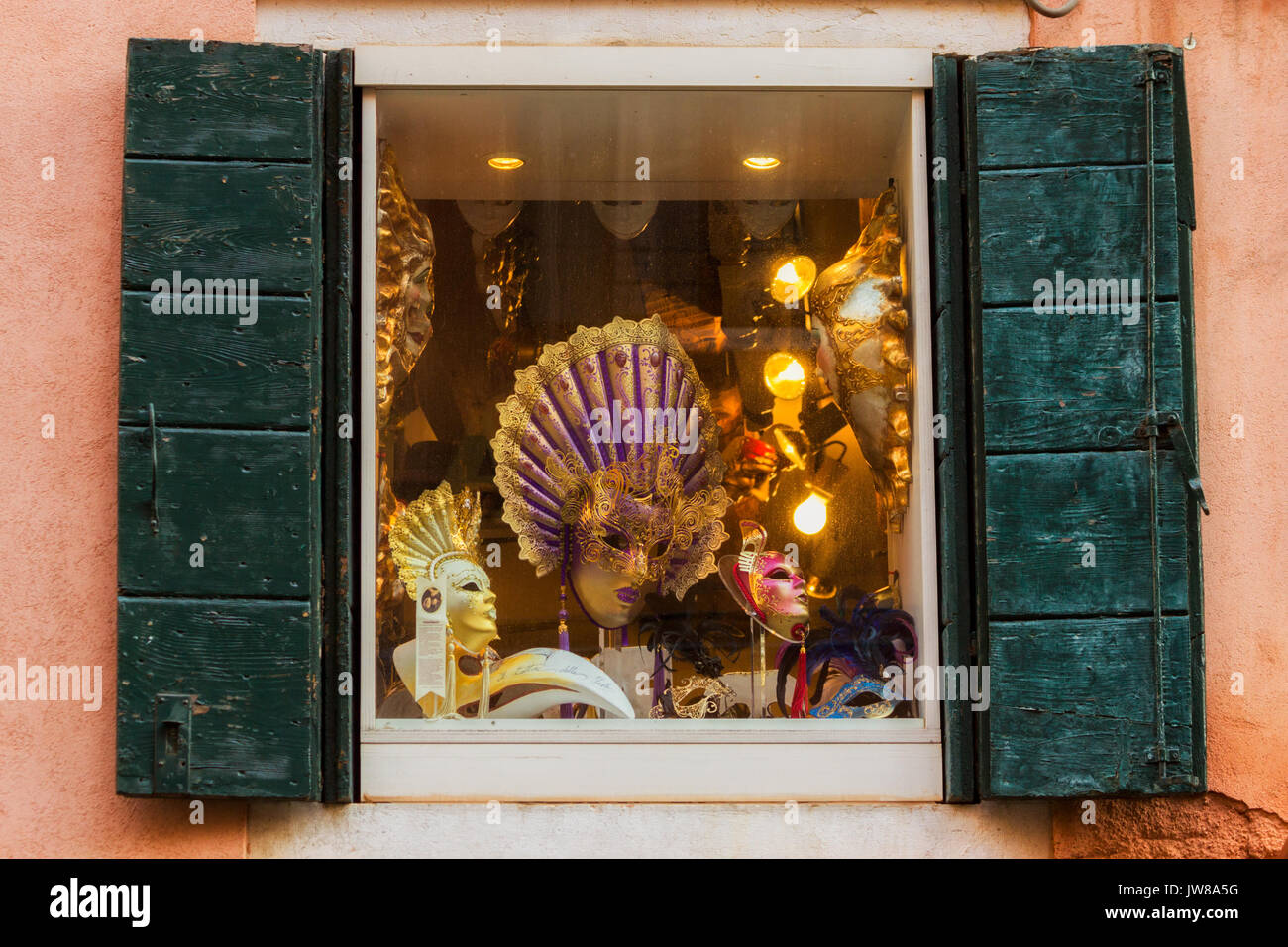 Venise, Italie - DEC 7, 2013 : Fenêtre avec des masques de carnaval pendant le Carnaval jours à Venise. Banque D'Images
