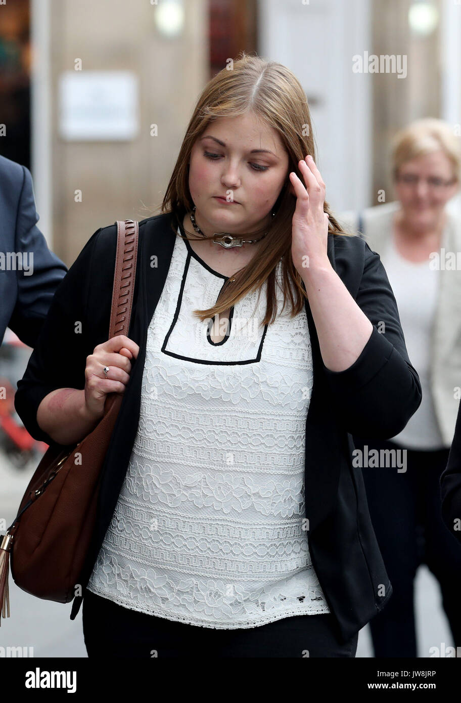 Rebecca Williams, petite amie de Cameron, Logan arrive à la Haute Cour à Edimbourg, où Blair Logan a été emprisonné pendant au moins 20 ans pour le meurtre de son frère et de tentative de meurtre de la petite amie de son frère en y mettant le feu à eux pendant qu'ils dormaient sur le jour de l'an. Banque D'Images