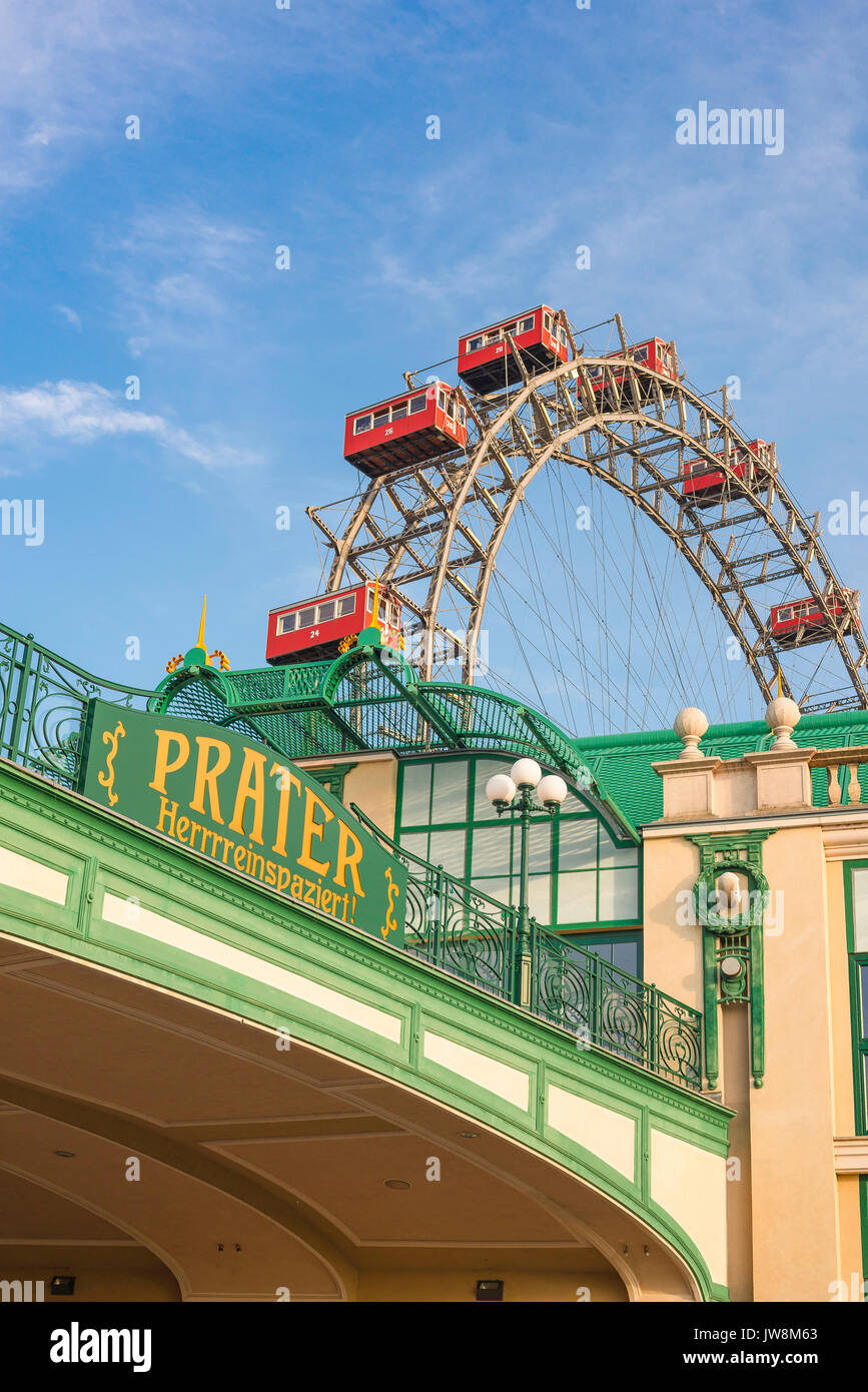 Vienne Prater parc, l'entrée du parc d'attractions Prater à Vienne avec la célèbre grande roue Riesenrad en arrière-plan, en Autriche. Banque D'Images