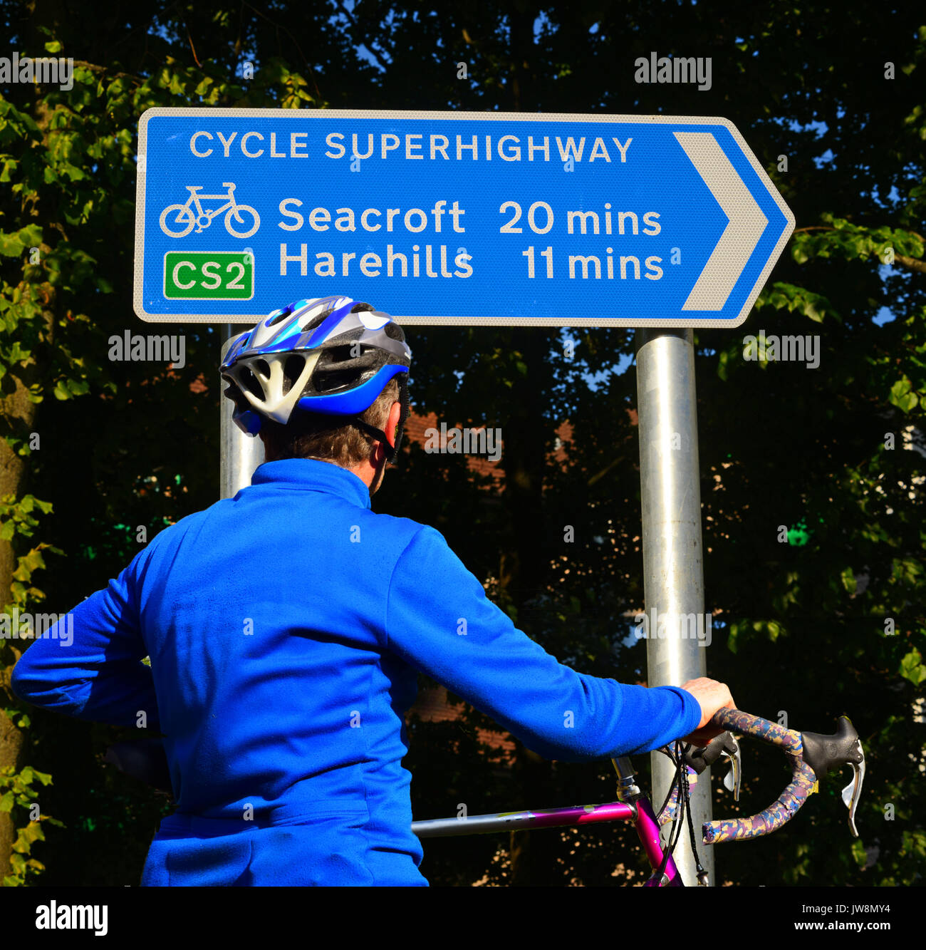 Cycliste par la direction et la distance, connectez-vous sur vélo de route superbe Leeds Leeds Yorkshire UK Banque D'Images