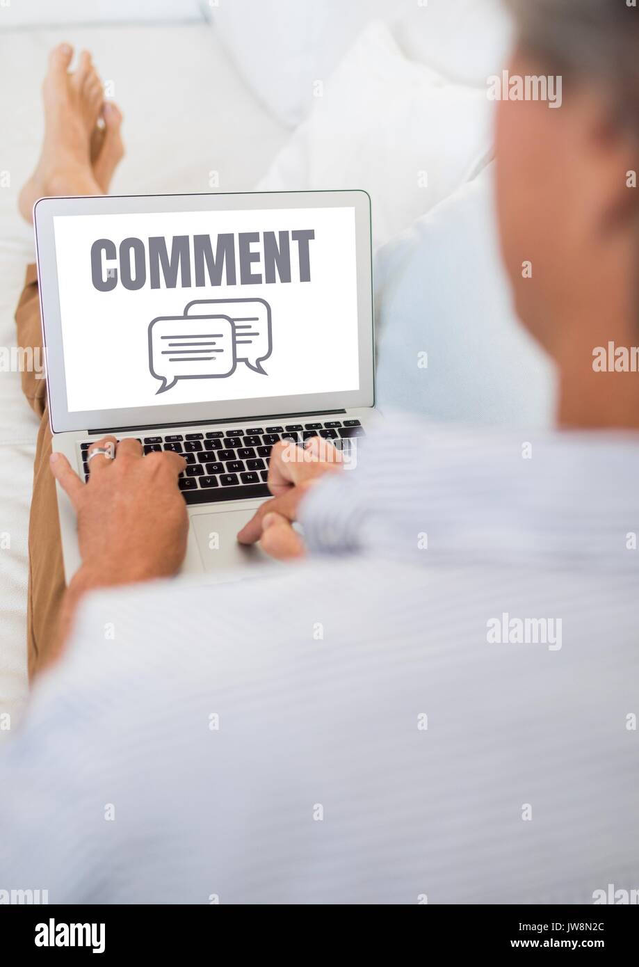 Commentaire de texte et graphique sur l'écran du portable de chat avec les mains de man relaxing Banque D'Images