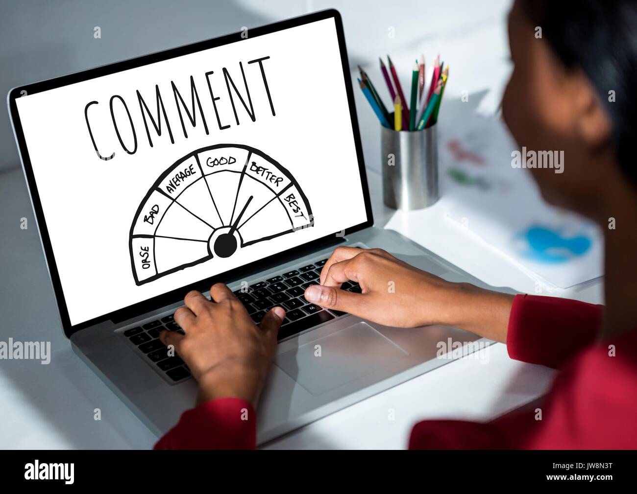 Commentaire de texte et graphique sur l'écran du portable notations avec les mains de womans Banque D'Images