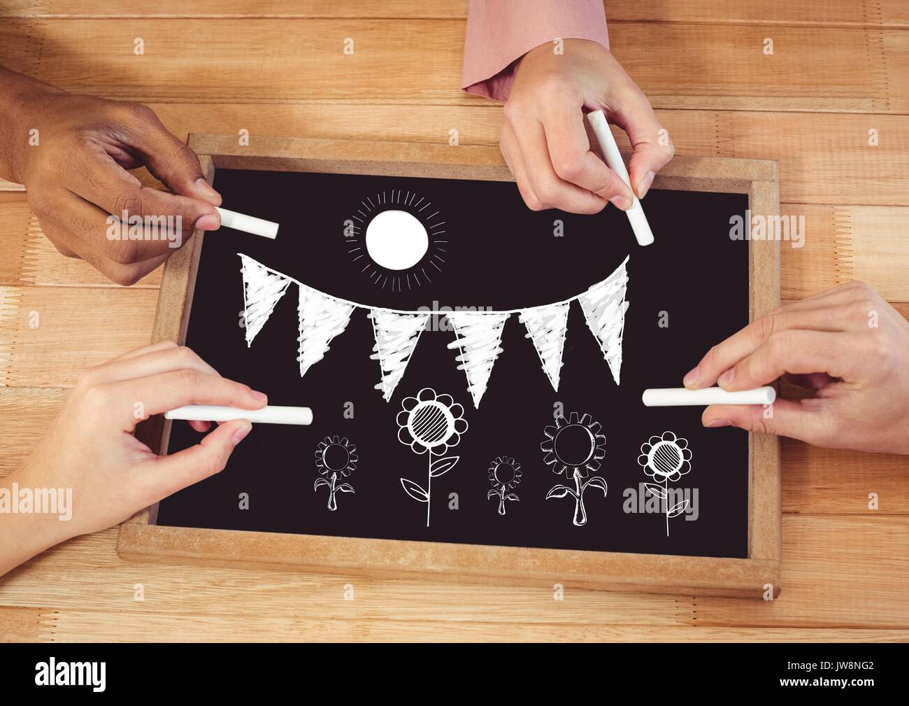 Les mains de fleurs dessin soleil et les drapeaux sur tableau noir Banque D'Images