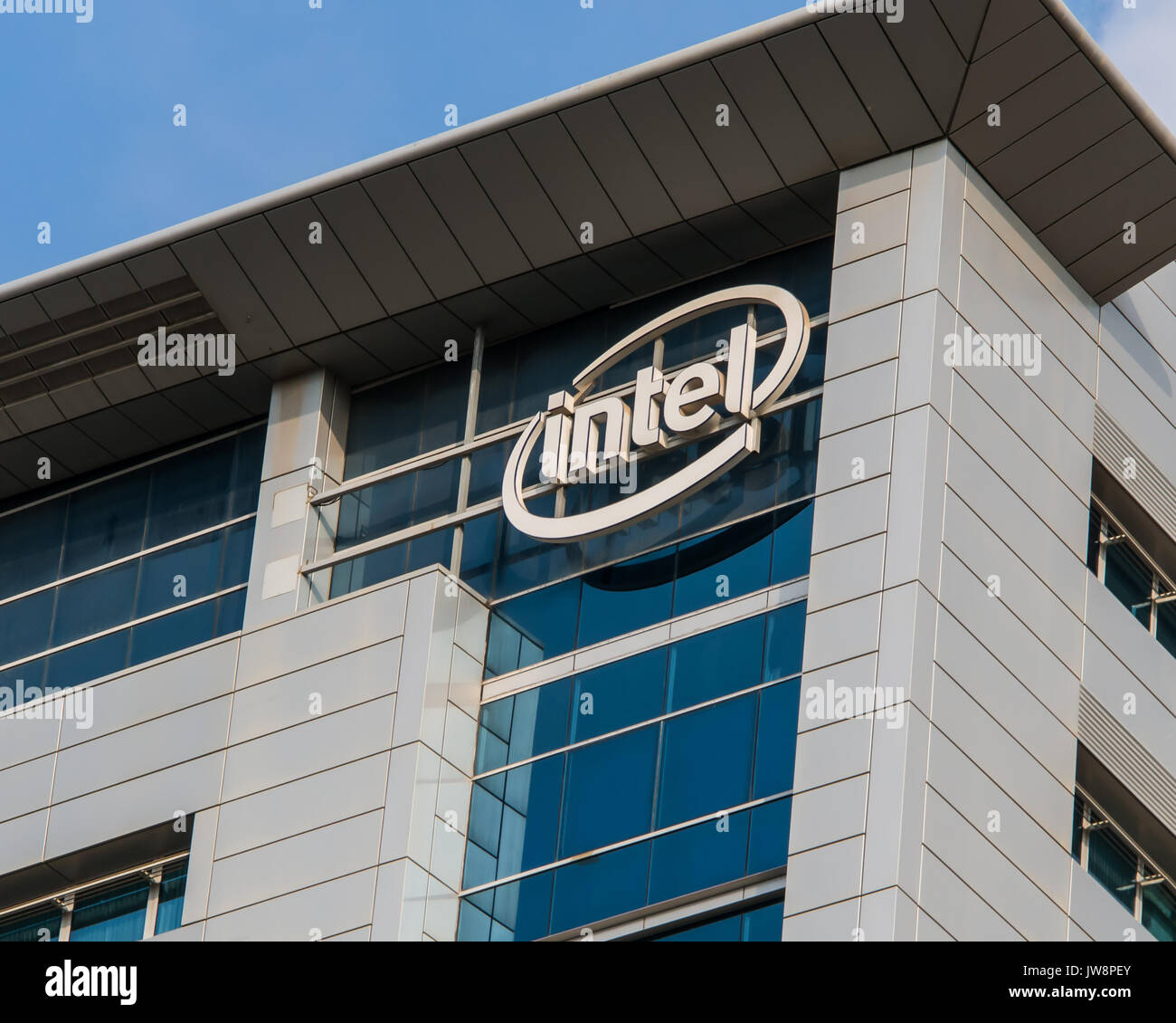 Petah Tikva, Israël. Le 11 août 2017. Logo sur le bureau d'Intel qui développe des produits pour les marchés. Banque D'Images