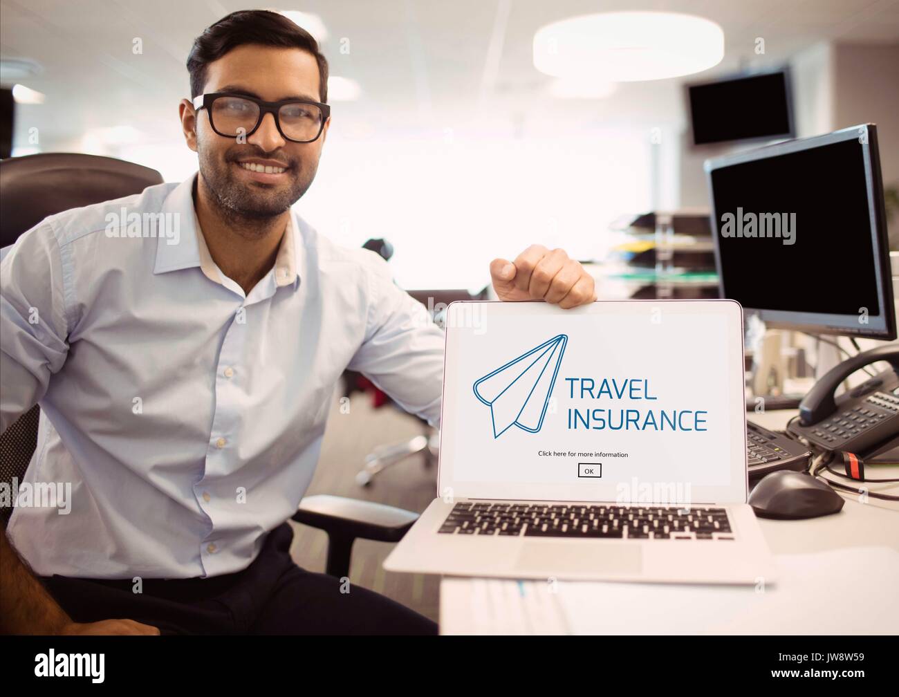 Digital composite de l'Homme tenant un ordinateur avec billet d'avion concept à l'écran Banque D'Images