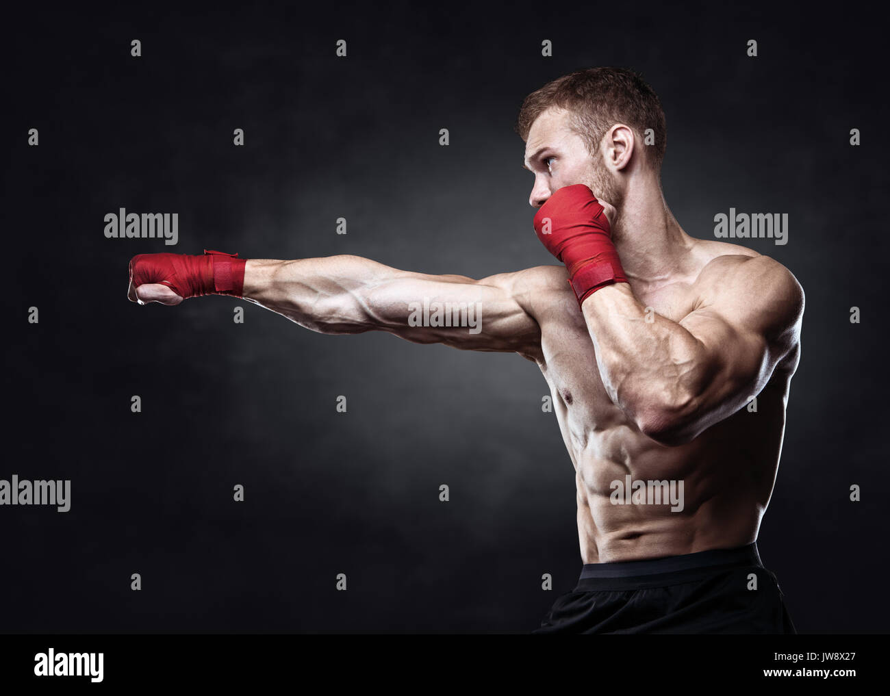 Kickbox musculaire ou muay thai boxe chasse. Banque D'Images