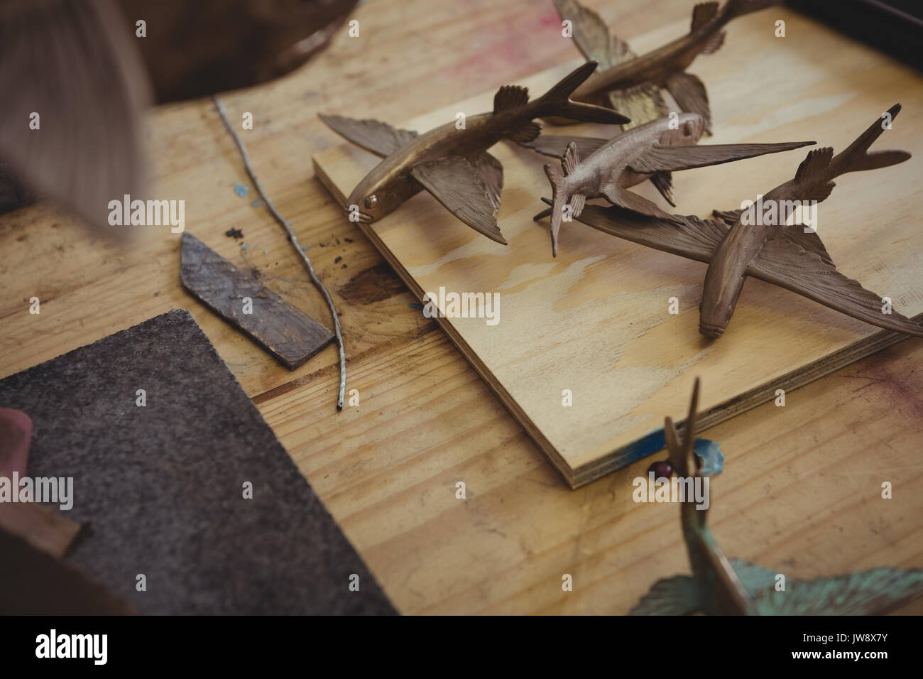 Divers sculpture sur table en bois en atelier Banque D'Images