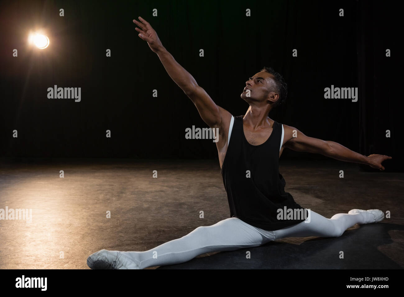 Danseur de Ballet d'effectuer une scission au sein de la scène Banque D'Images