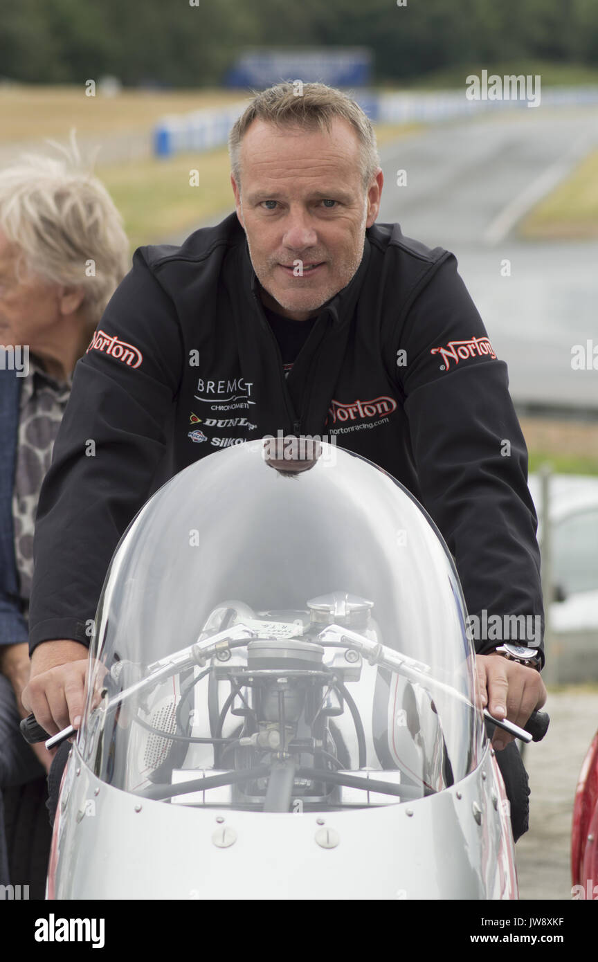 Henry Surtees Foundation Charity Day - Photocall étoile de 2 et 4 roues se sont réunis pour la Fondation Henry Surtees Karting l'équipe de défi. Y compris le Champion du Monde de F1 Damon Hill OBE, 5 fois vainqueur du Mans Derek Bell MBE, Freddie Spencer nous Road Racer, le seul gagnant de TT's sur les deux 2 et 4 roues Stuart Graham aussi se joindre à eux est le PDG de Norton Motorcycles Stuart Garner. La journée a été supervisé par le regretté John Surtees fille Leonora Surtees comprend : Stuart Garner Où : Weybridge, Royaume-Uni Quand : 11 Jul 2017 Crédit : Paul Taylor/WENN.com Banque D'Images