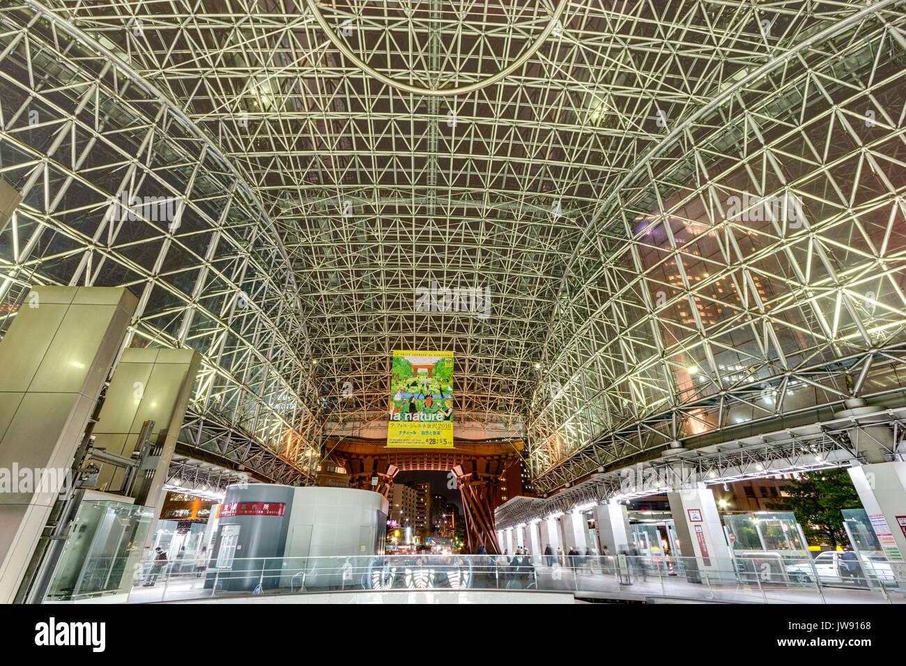 La gare de Kanazawa, Japon, grand angle vue de verre et d'acier à l'intérieur du dôme Motenashi nuit, peu de gens. Porte tambour Tsuzumi en arrière-plan. Banque D'Images