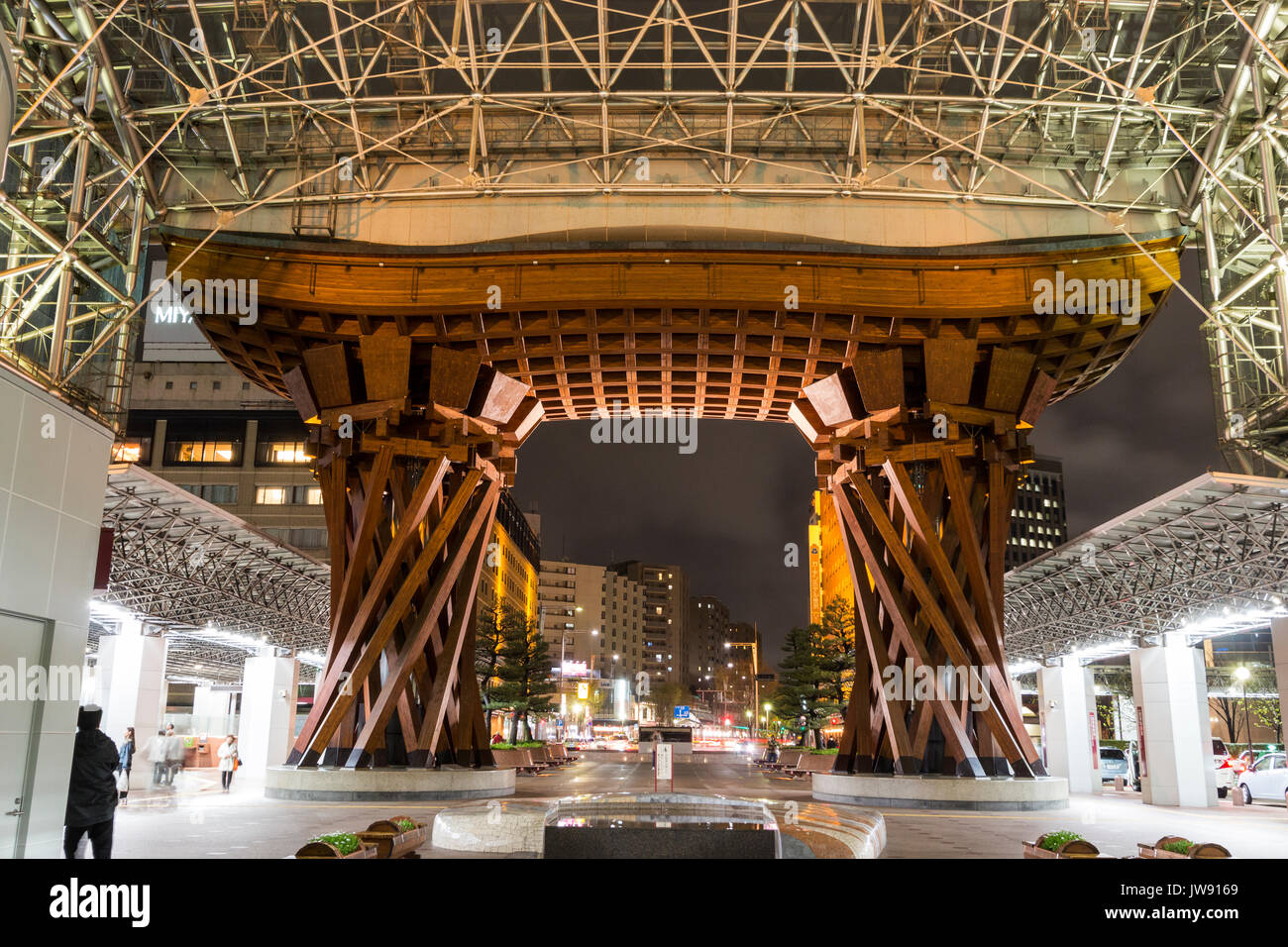 Vue de la porte tambour Tsuzumi, aka gate, à la gare de Kanazawa au Japon. La nuit après la pluie. Vue de l'intérieur du dôme de verre de la rue principale. Peu de gens. Banque D'Images