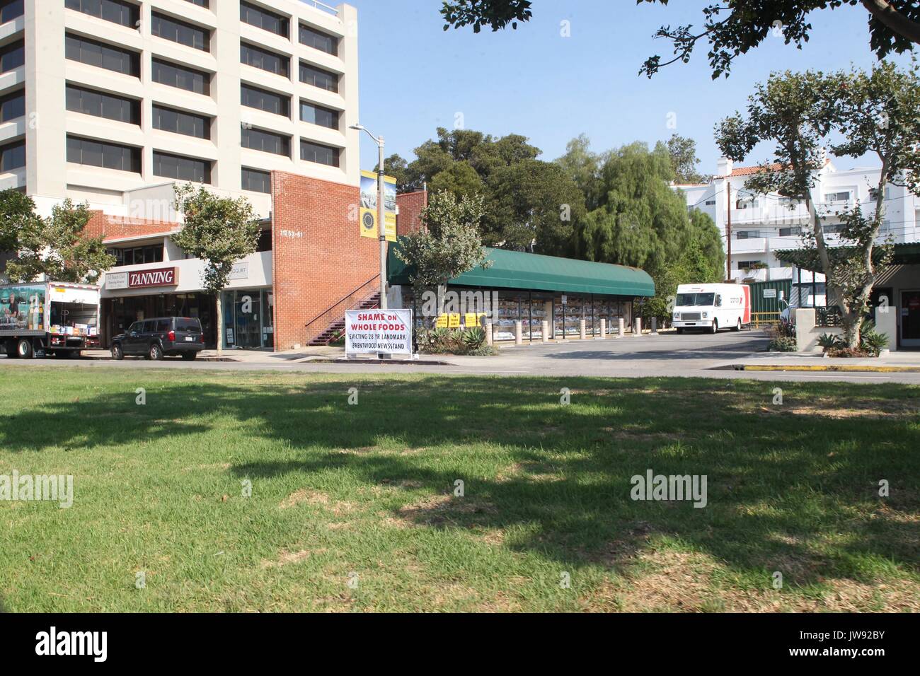 Une manifestation à l'extérieur de la bannière 'Whole Foods Market' de Brentwood avec les mots 'honte sur l'éviction d'aliments entiers 28 ans MONUMENT BRENTWOOD Kiosque comprend : Atmosphère Où : Brentwood, California, United States Quand : 11 juillet 2017 Source : WENN.com Banque D'Images
