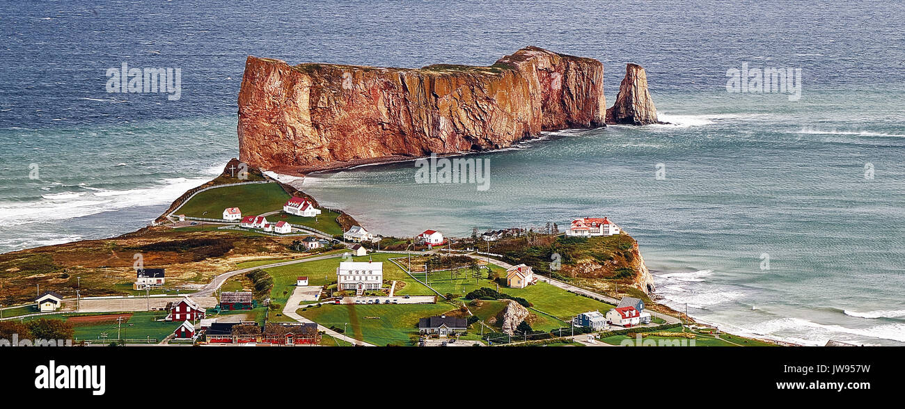 L'Amérique, Canada, Québec, Gaspésie, Percé ville, littoral, est un énorme rocher Percé dentelle rock formation dans le golfe du Saint-Laurent à l'extrémité de la péninsule de Gaspé au Québec, au Canada, au large de la baie de Percé. Banque D'Images