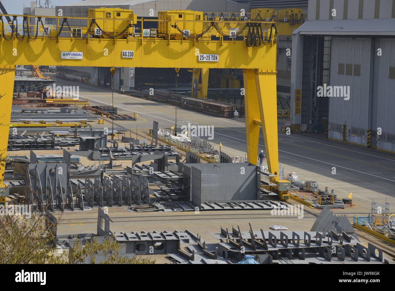 La Hyundai Heavy Industries, chantier qui s'étend sur environ 720 hectares autour de Mipo Bay, Ulsan, Corée du Sud, 23 mars 2013. Le ralentissement global econonmic a frappé la demande de grands navires effectuant Hyundai Heavy Industries, qui exploite le plus grand chantier naval. Dans le monde d'utilisation | Banque D'Images