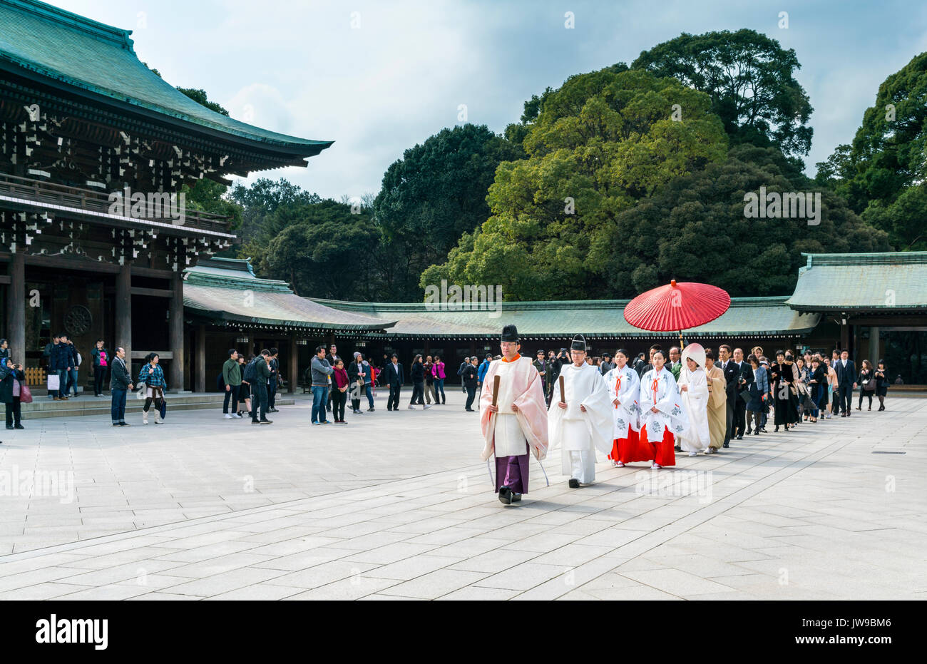 Cérémonie de mariage traditionnel japonais avec parapluie rouge et procession au sanctuaire Meiji, Tokyo, Japon Banque D'Images