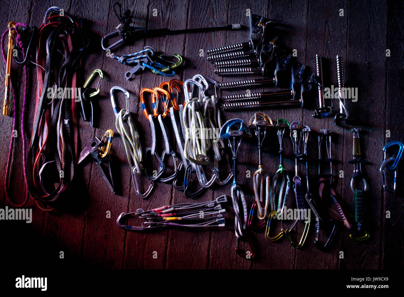 Rack alpin équipement sélectionné pour l'hiver escalade exposées sur plancher en bois refuge de montagne. Banque D'Images