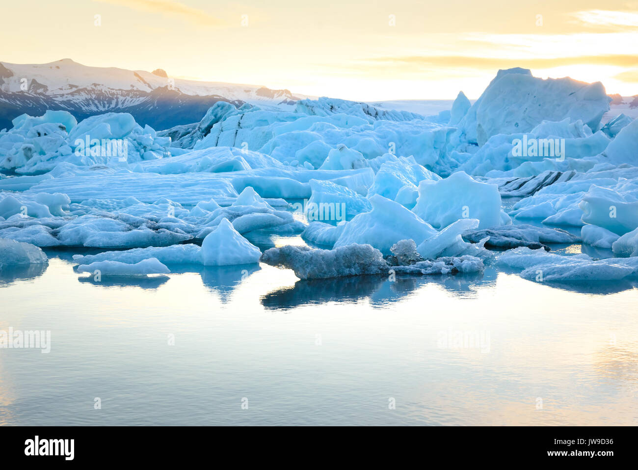 Belle vue de l'iceberg in Jokulsarlon glacier lagoon au coucher du soleil, l'Islande, le réchauffement de la concept, selective focus Banque D'Images