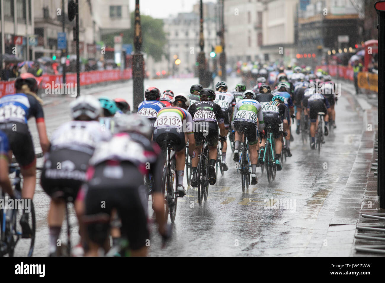 29 juillet 2017 The Strand London UK Prudential ride la course classique le pack de riders en remontant le Strand Banque D'Images