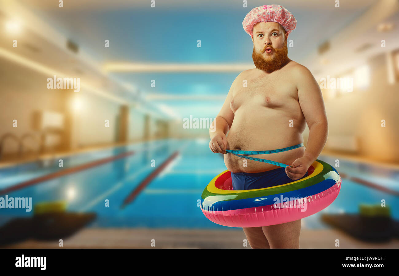 L'homme drôle épais dans le cercle dans la piscine gonflable Banque D'Images