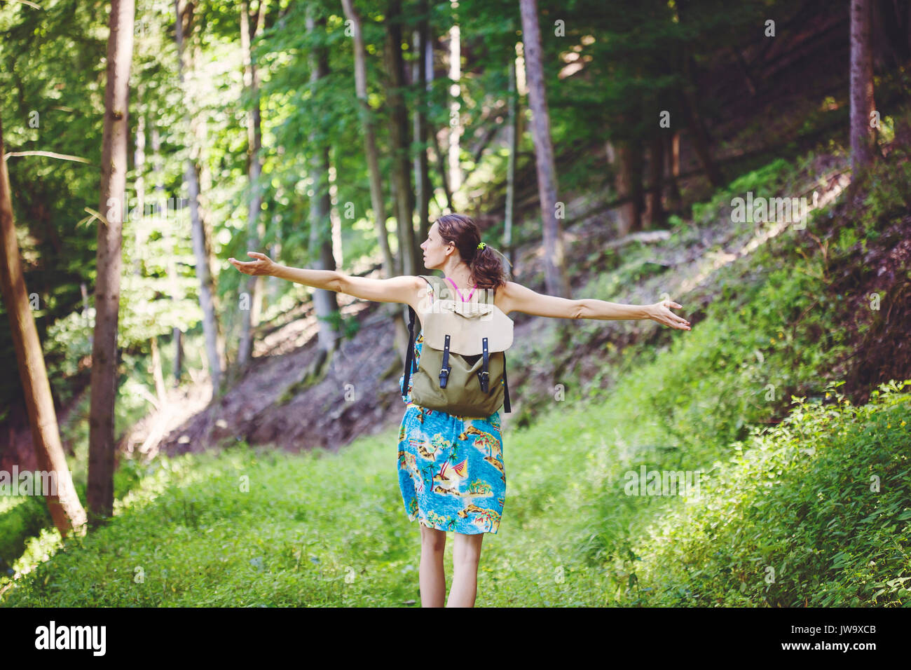 Girl enjoying nature je la forêt Banque D'Images