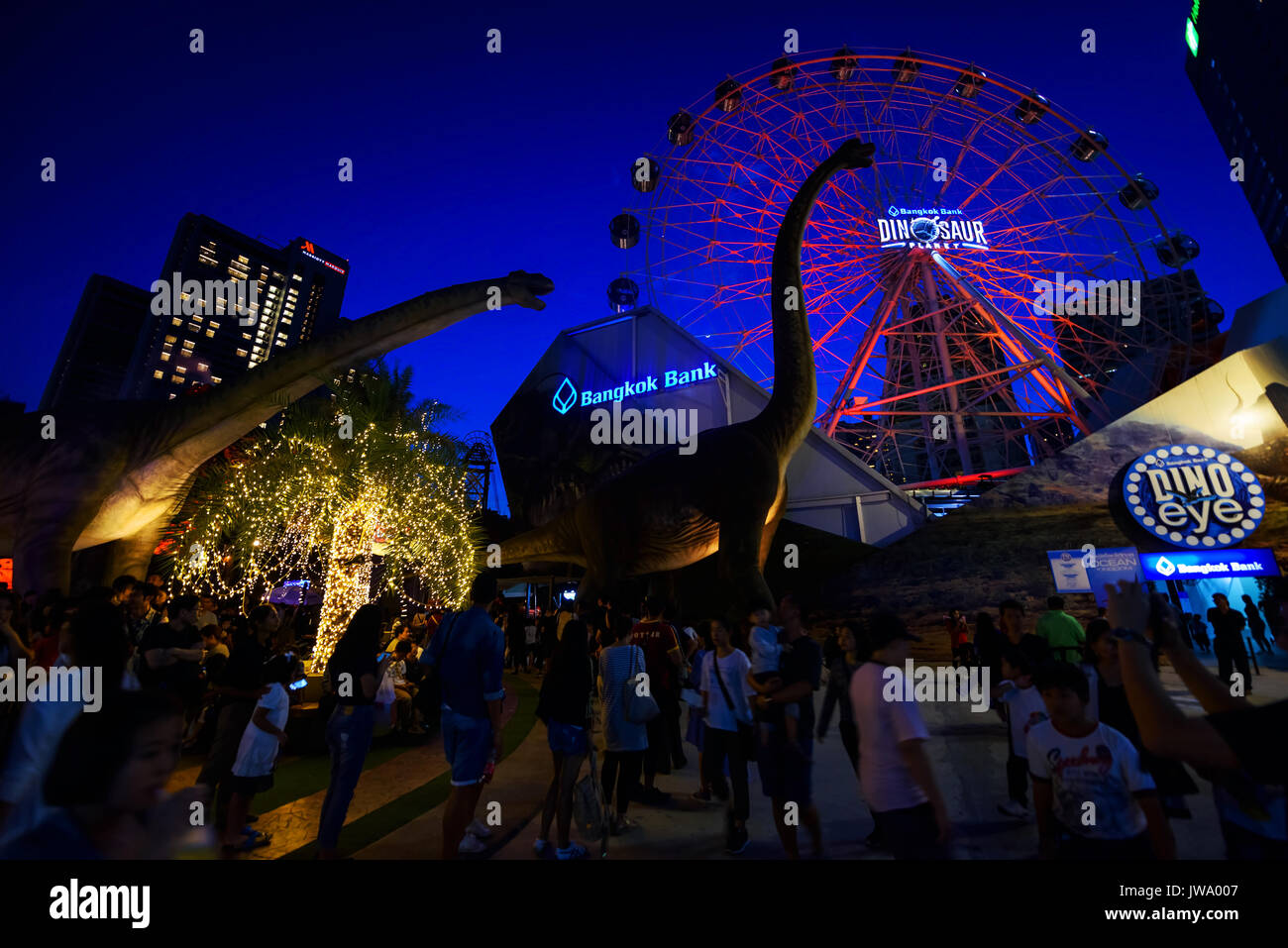 BANGKOK, THAÏLANDE - 1 janvier 2017 : personnes non identifiées à Dinosaur planet theme park a ouvert depuis le 25 mars 2016, au crépuscule. Banque D'Images