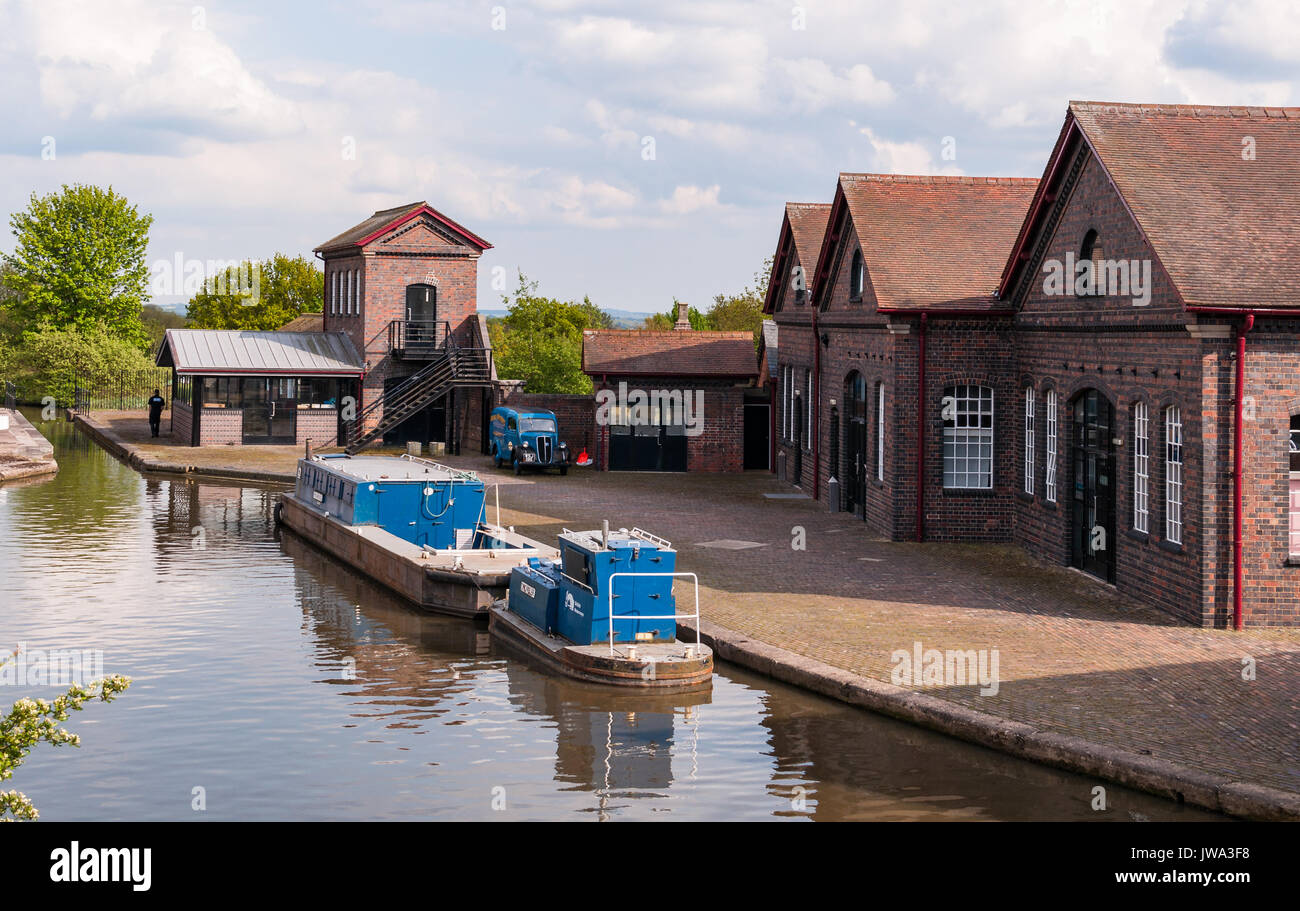 Hatton écluses sur le Canal Grand Union avec visitor centre, Warwickshire, Royaume-Uni Banque D'Images