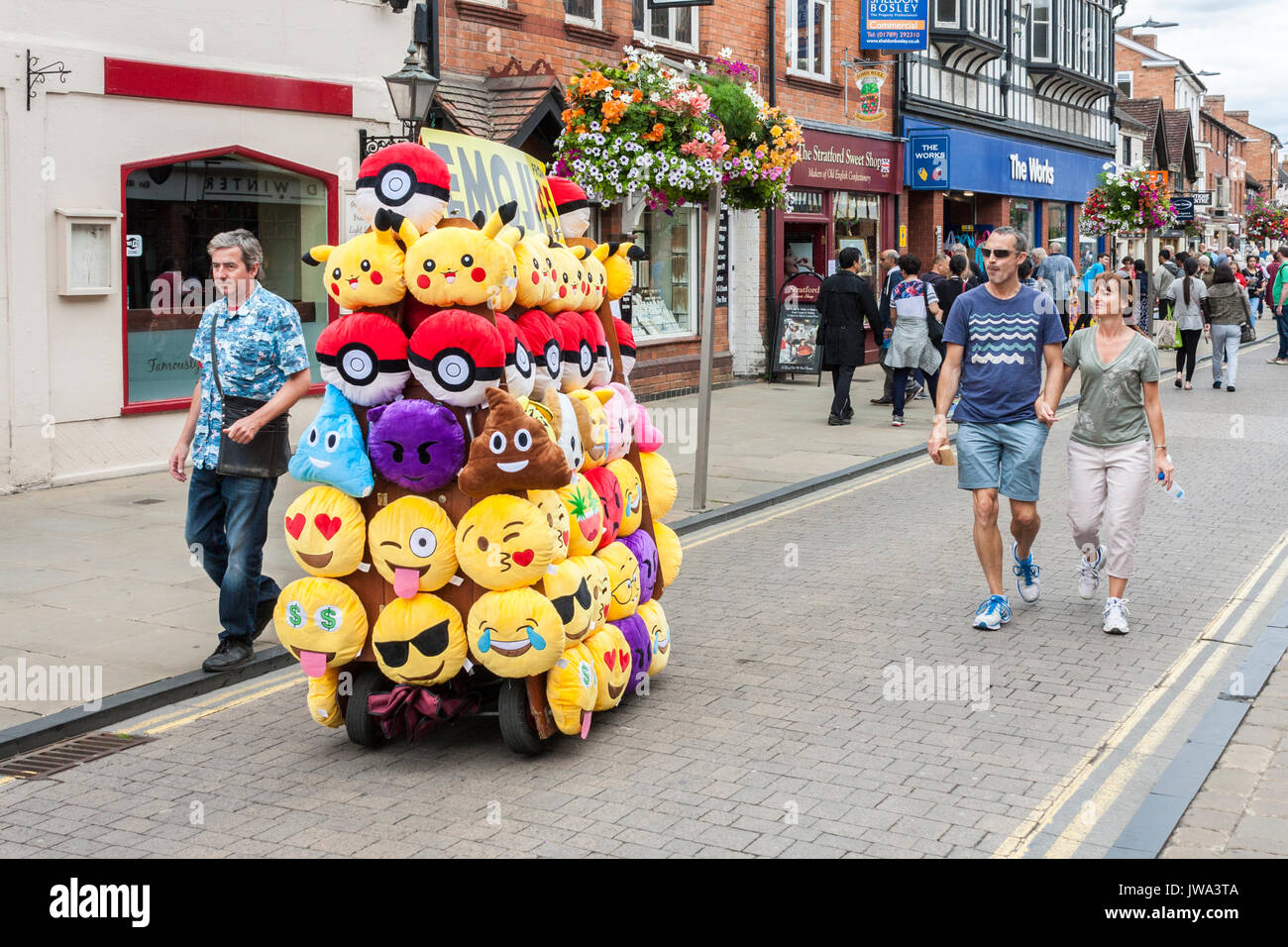 Commerçant rue emoji vente jouets souples à partir d'un panier à la main Banque D'Images