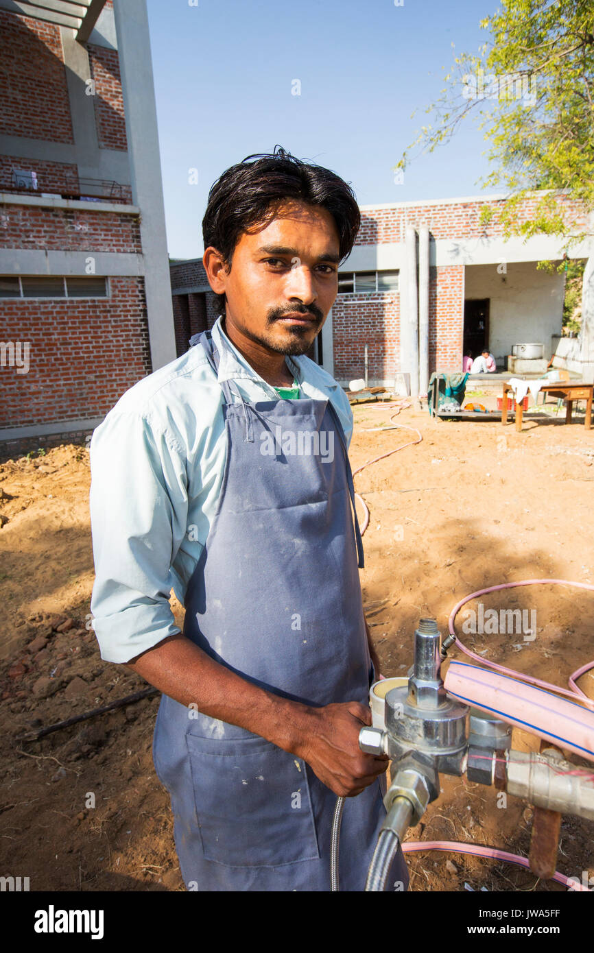 Le Muni Seva Ashram à Goraj, près de Vadodara, Inde, est un havre de soins humanitaires. L'Ashram est extrêmement durable, l'année prochaine elle sera complètement neutre en carbone. Ses premiers panneaux solaires ont été installés en 1984, longtemps avant que le changement climatique a été sur ordre du jour anyones. Leur énergie est fournie par des panneaux solaires, et le bois cultivés sur le domaine. Les déchets alimentaires et le fumier animal est mal placé pour exécuter le biogaz estates voitures et également utilisé pour la cuisson. Les cuisinières solaires sont également utilisés, et l'air conditionné pour l'hôpital est solaire. 70  % de l'aliment utilisé est cultivés sur le domaine. Banque D'Images