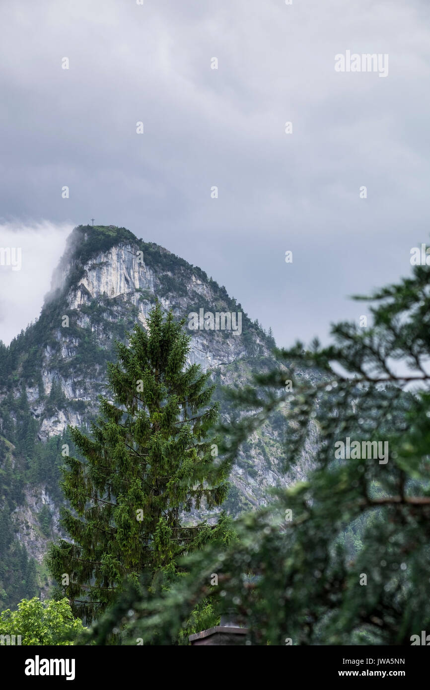 Jour de pluie à la périphérie d'Oberammergau à towars pic Kofel, Garmisch Partenkirchen, Bavière, Allemagne Banque D'Images