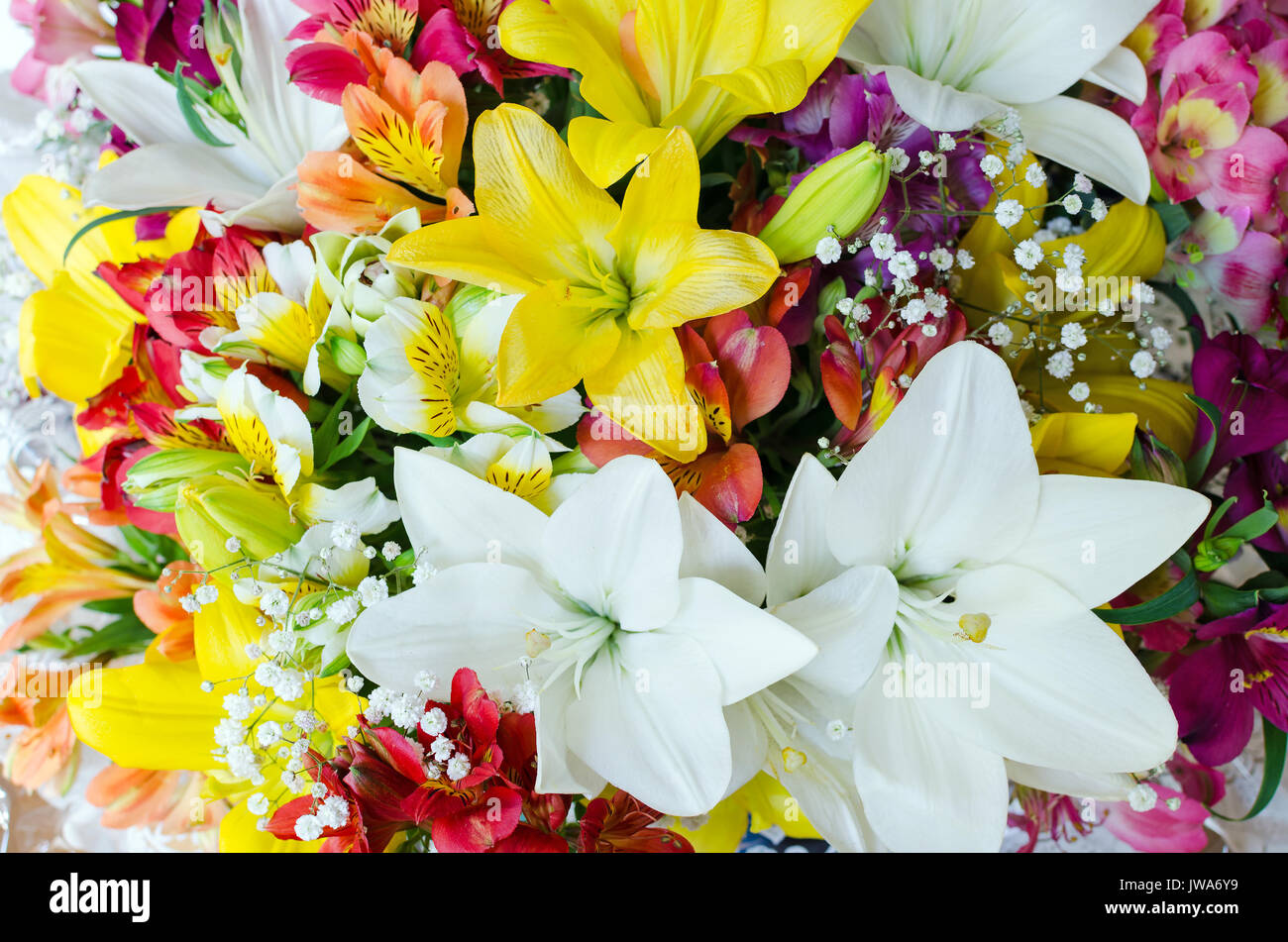 Grand bouquet de fleurs différentes. Floral background. Plan des fleurs.  Beaucoup de fleurs naturelles dans la composition colorée Photo Stock -  Alamy