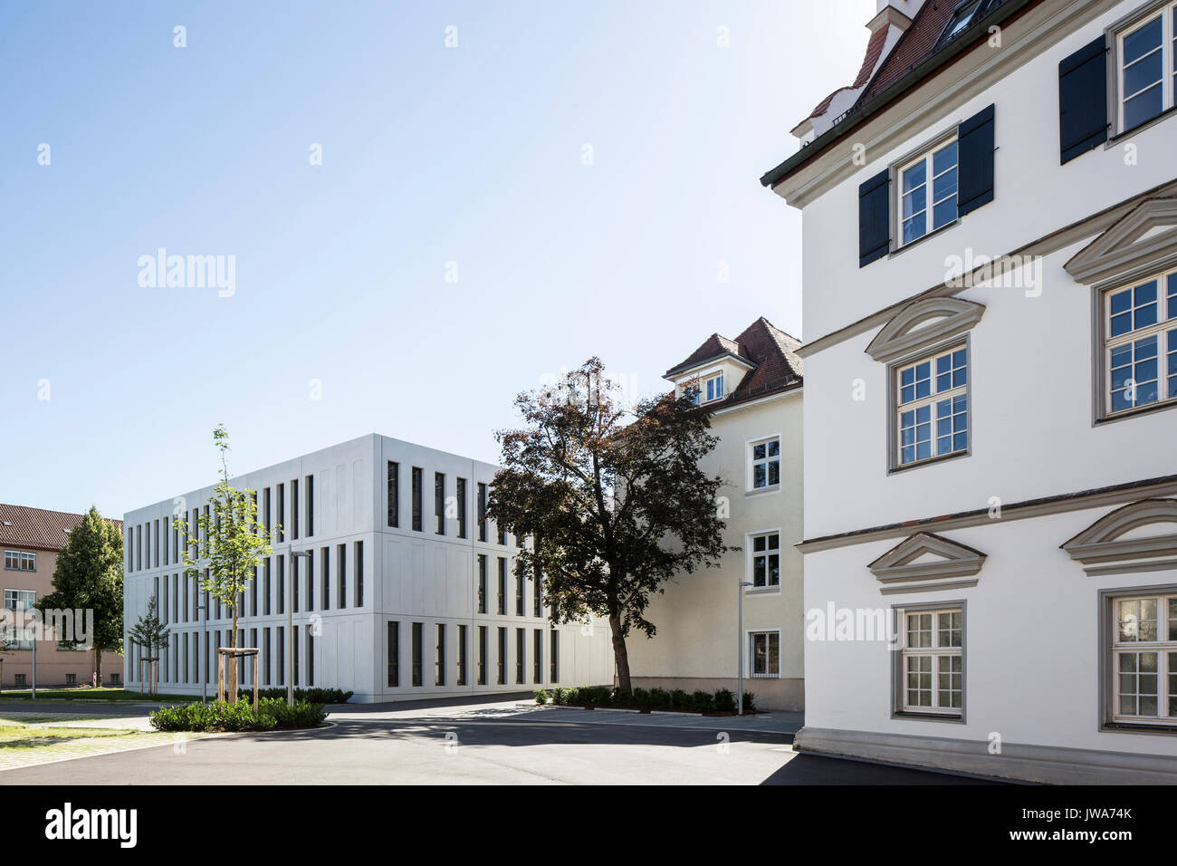 Vue vers les bureaux des finances à travers la place publique. Finanzamt / Finances Bureau Biberach, Biberach, Allemagne. Architecte : Hartwig schneider architekten, 2 Banque D'Images