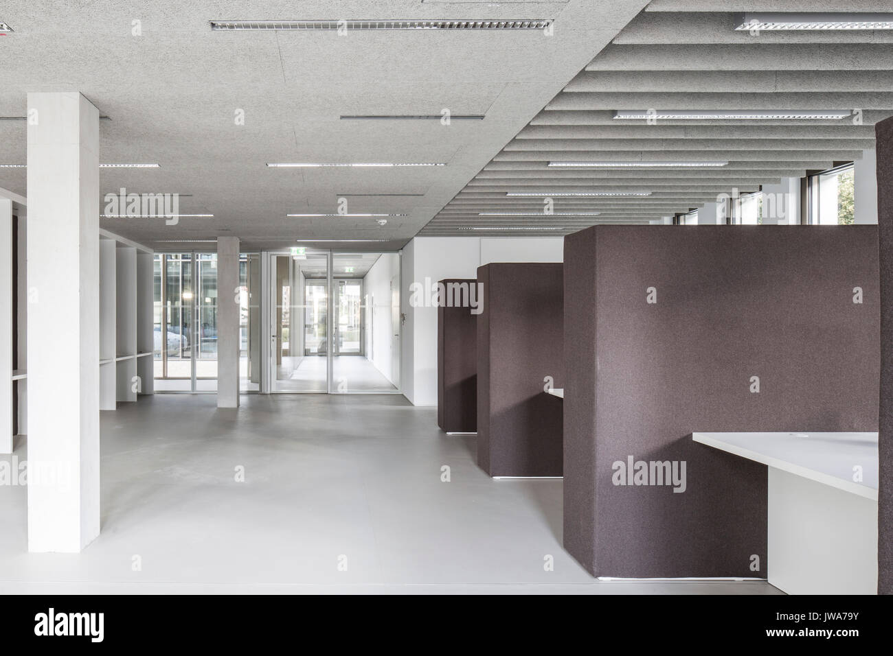 Voir à la réception et de l'information hall. Finanzamt / Finances Bureau Biberach, Biberach, Allemagne. Architecte : Hartwig schneider architekten, 2017. Banque D'Images