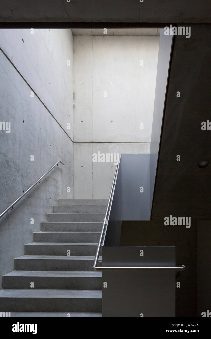 D'escalier. Finanzamt / Finances Bureau Biberach, Biberach, Allemagne. Architecte : Hartwig schneider architekten, 2017. Banque D'Images