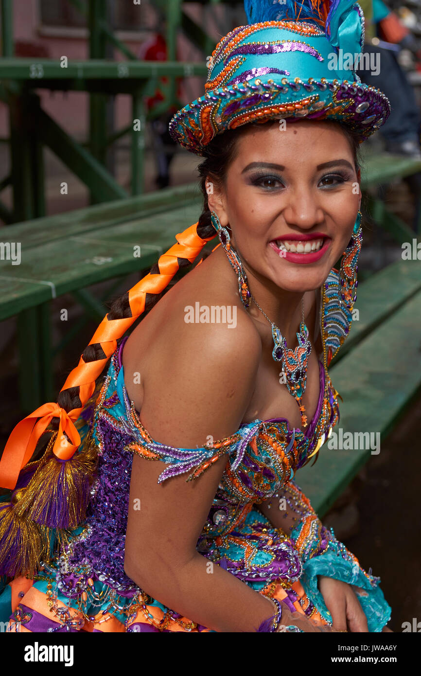 Groupe de danse de Morenada tenues colorées en défilant à travers la ville minière d'Oruro sur l'Altiplano de Bolivie, au cours de l'assemblée annuelle du carnaval d'Oruro. Banque D'Images