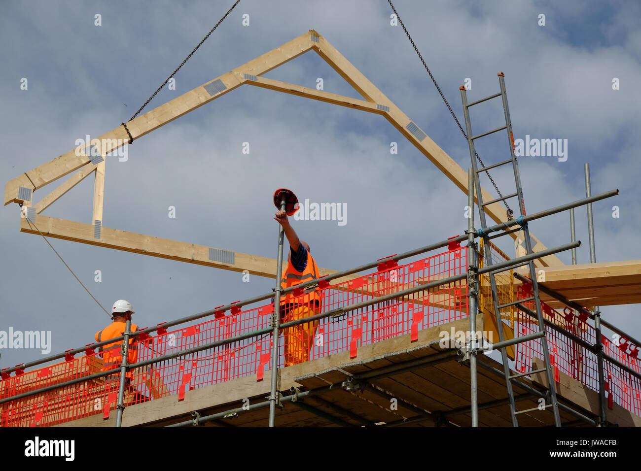 Le levage d'un toit un châssis sur un nouveau lotissement, Grantham. Lincs, England, UK Banque D'Images