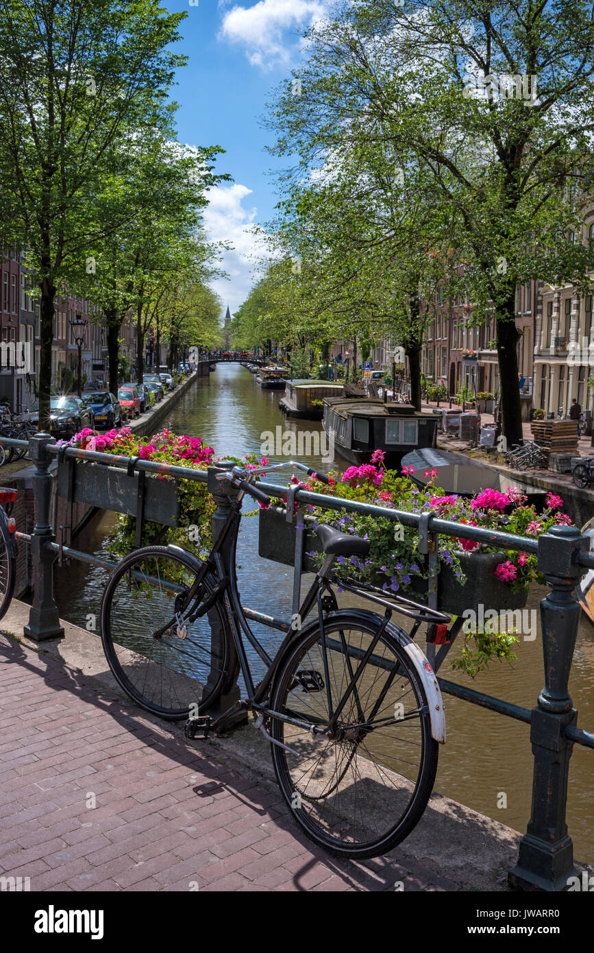 Old Dutch vélo sur un pont-canal, Amsterdam, Hollande du Nord, Pays-Bas Banque D'Images
