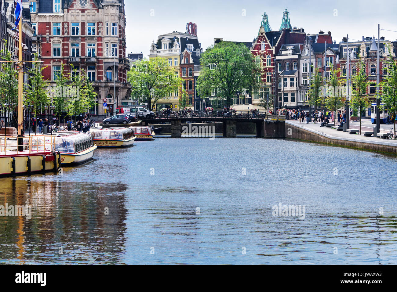 Amsterdam, Pays-Bas - 14 juillet 2017 : la vie de la ville avec les habitants et les touristes, avec des ponts construits sur de nombreux canaux de la ville. Banque D'Images
