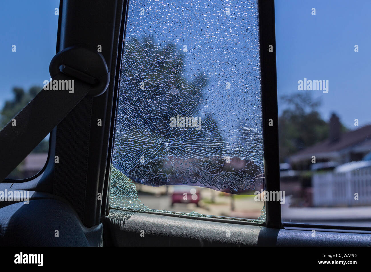 Brisé la fenêtre arrière de porte de voiture véhicule cambriolage. L'intérieur à l'extérieur. Banque D'Images