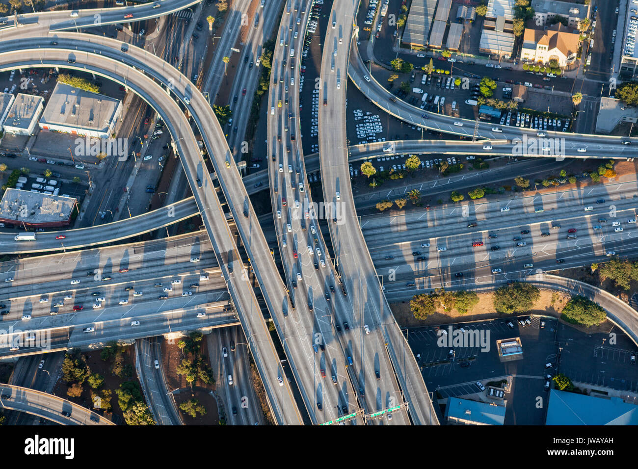 Vue aérienne du port de Santa Monica 10 110 et l'échangeur autoroutier au centre-ville de Los Angeles, Californie. Banque D'Images