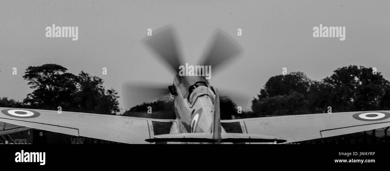 La Battle of Britain Memorial Flight. Ils célèbrent leur 60e anniversaire cette année et effectué un survol à la base d'attache, RAF Coningsby, pour les anciens combattants et le Prince William. En vedette : Battle of Britain Memorial Flight Où : Coningsby, Royaume-Uni Quand : 11 Jul 2017 Crédit : John Rainford/WENN.com Banque D'Images