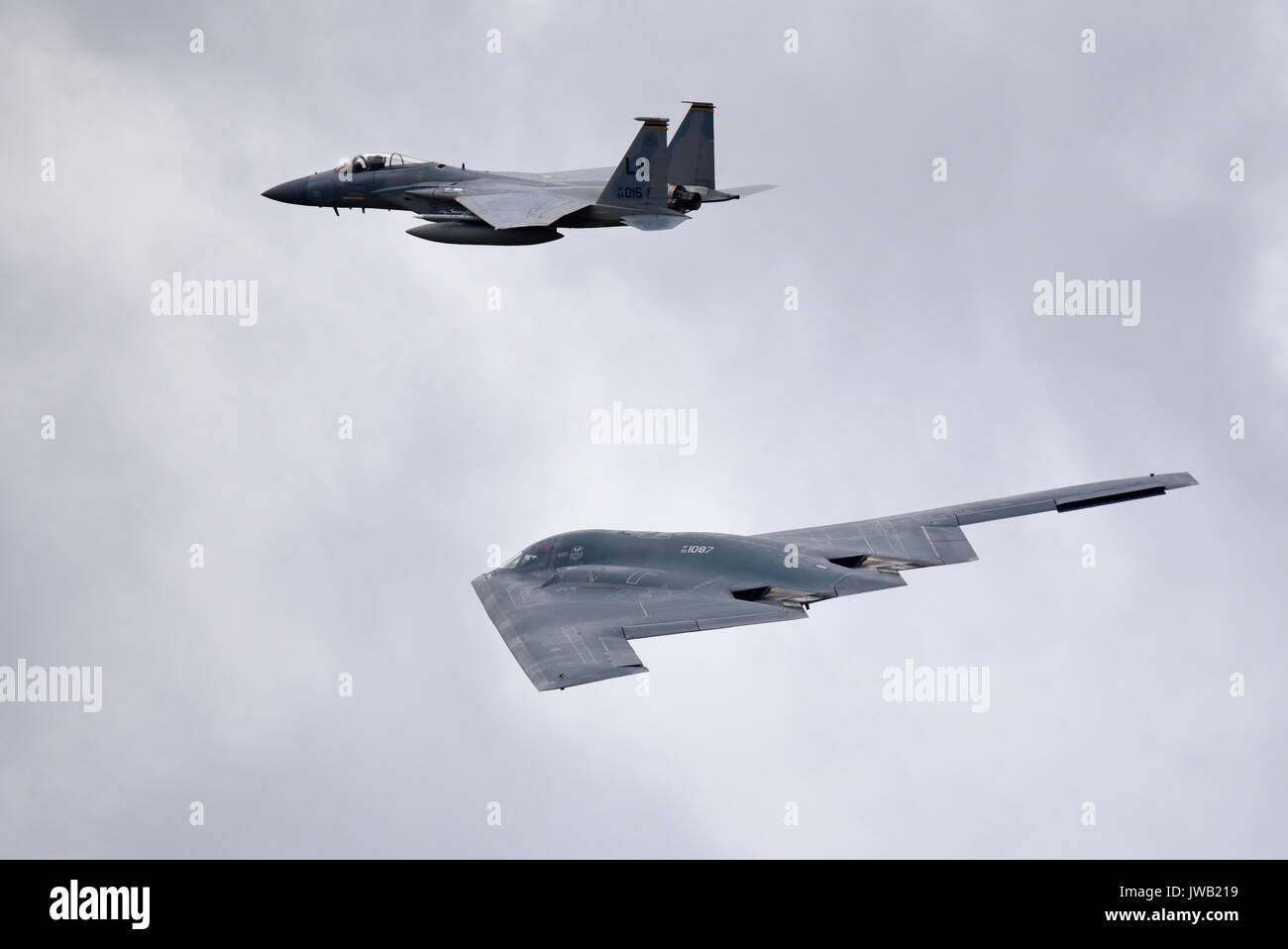 Northrop Grumman B-2 Spirit bombardier furtif de l'US Air Force Global Strike Command. Nommé Esprit de New York il est escorté par un F-15 Fighter Banque D'Images