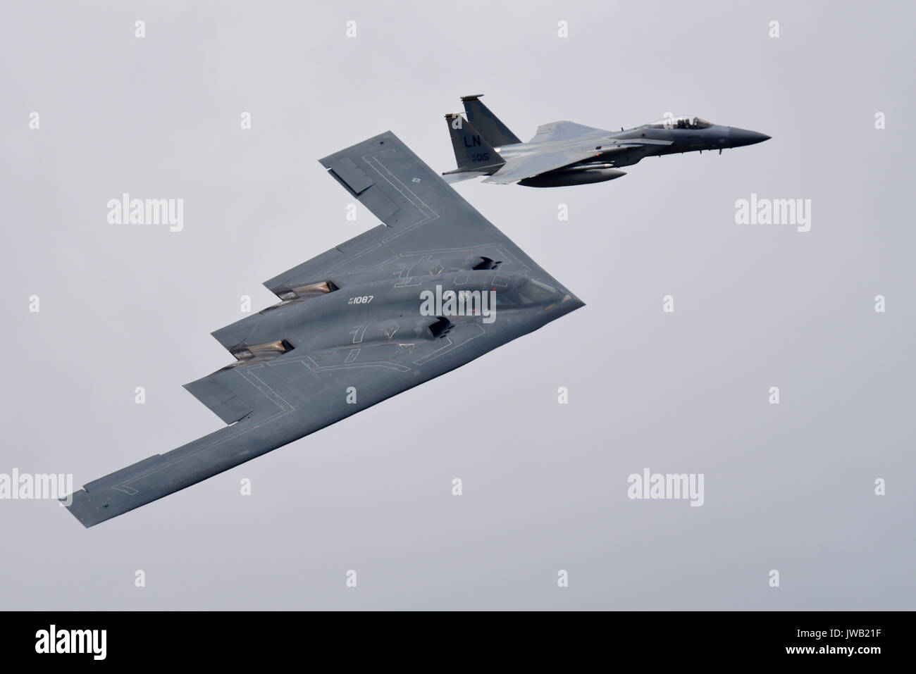 Northrop Grumman B-2 Spirit bombardier furtif de l'US Air Force Global Strike Command. Nommé Esprit de New York il est escorté par un F-15 Fighter Banque D'Images