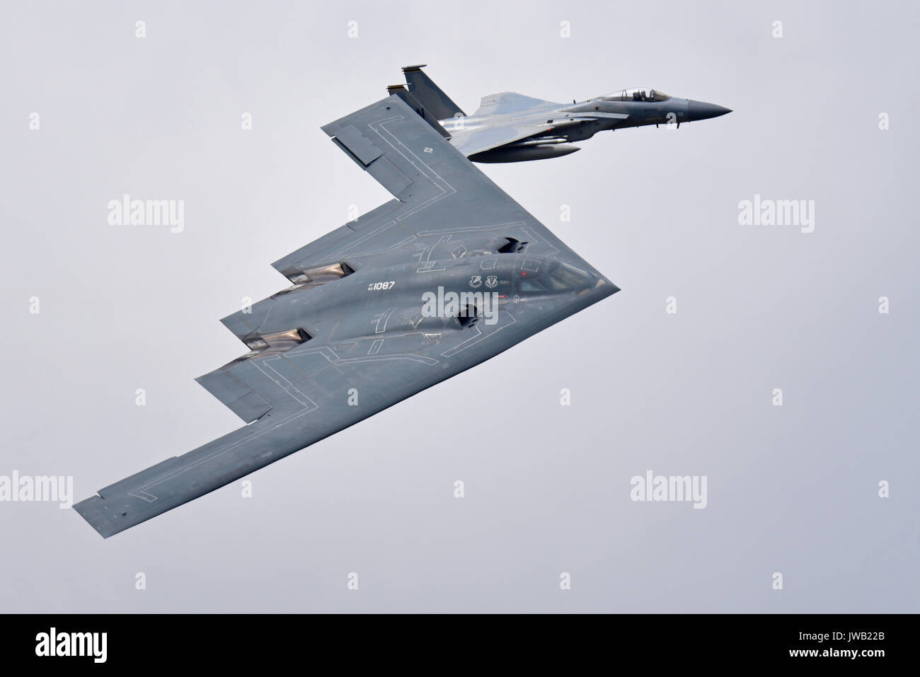 Northrop Grumman B-2 Spirit bombardier furtif de l'US Air Force Global Strike Command. Nommé Esprit de New York il est escorté par un F-15 Fighter Banque D'Images