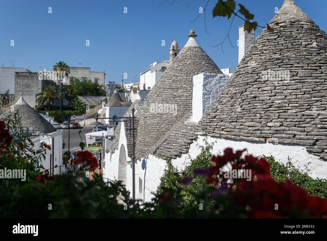 Trulli traditionnels des Pouilles dans la ville d'Alberobello (Italie). Juin 2017. Le format paysage. Banque D'Images