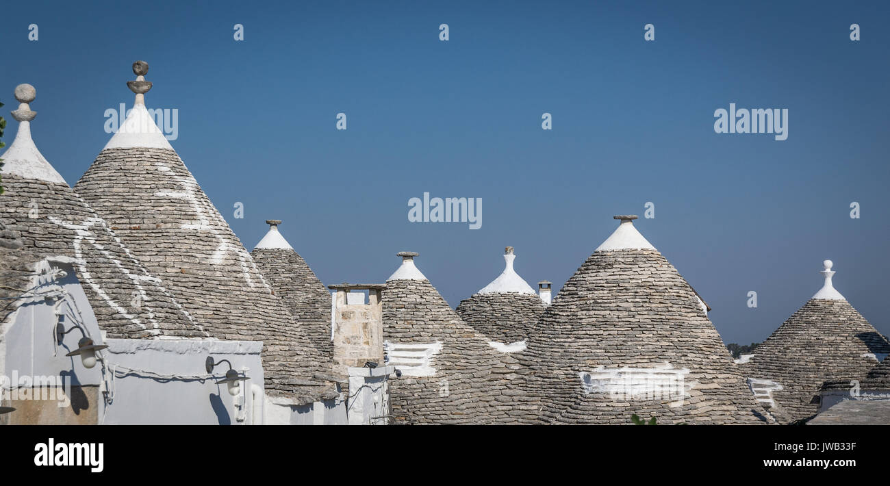Trulli traditionnels des Pouilles dans la ville d'Alberobello (Italie). Juin 2017. Le format paysage. Banque D'Images