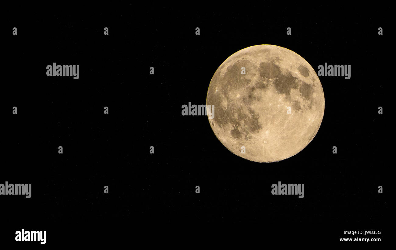 Pleine lune avec des étoiles lors d'un ciel clair la nuit. Le format paysage. Banque D'Images