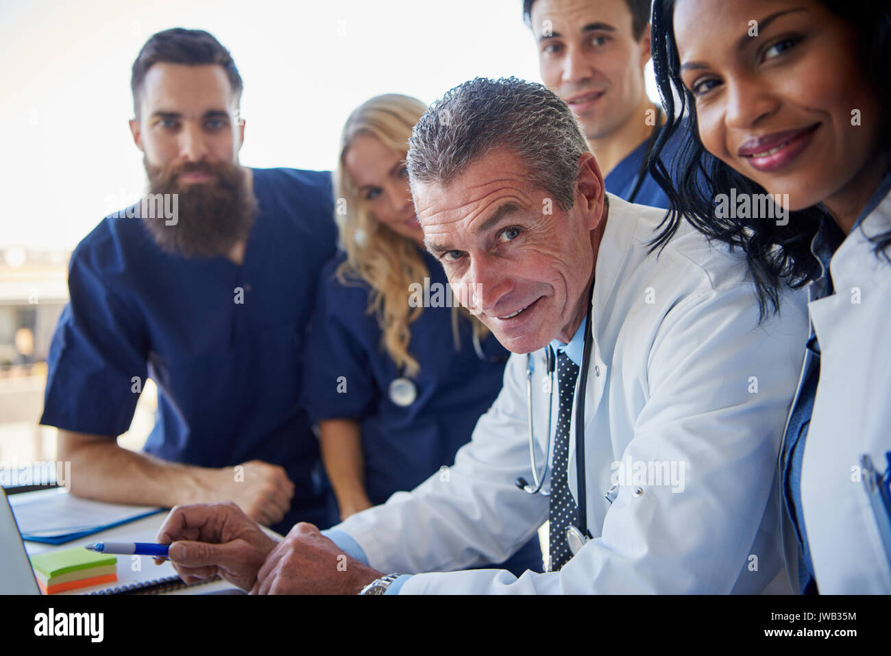 Équipe de médecins à la caméra à tout en répondant à la clinique. Banque D'Images