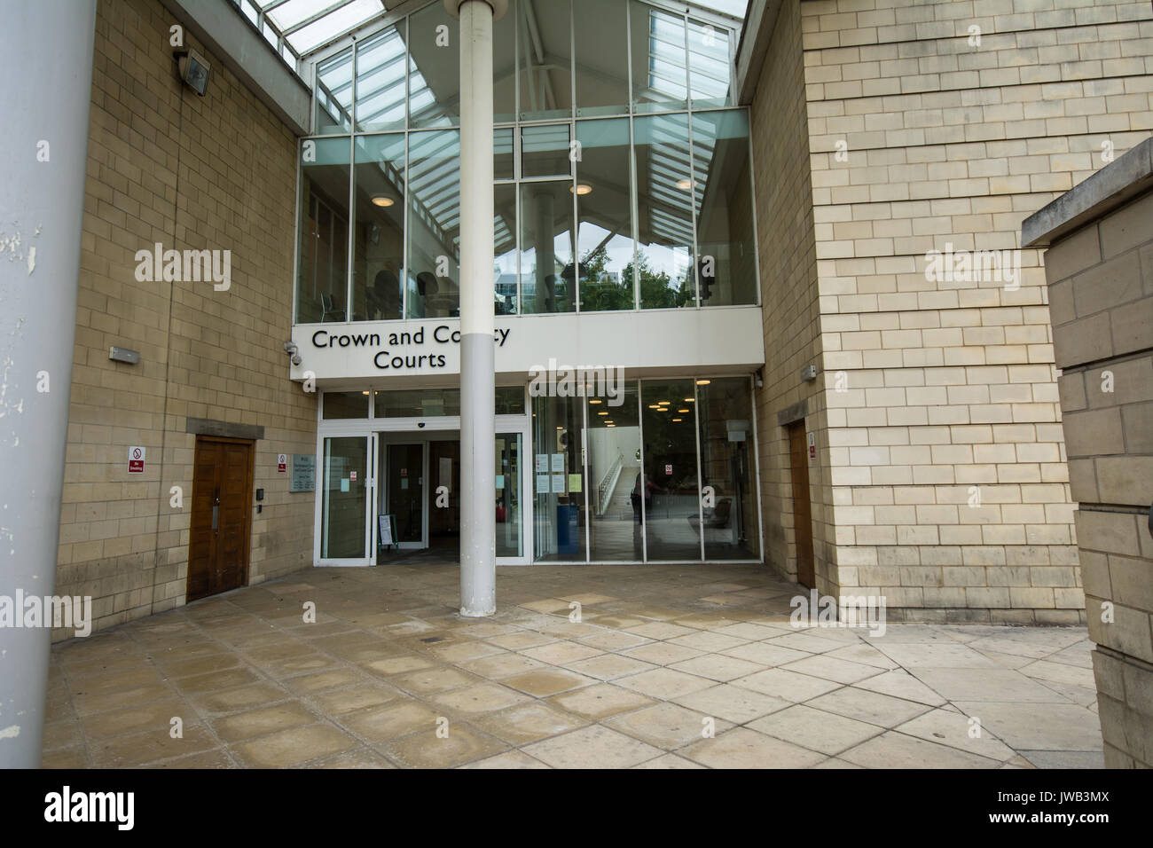 Entrée principale à la Crown court Ladys Lane Northampton Northamptonshire Royaume-Uni avec panneau et portes vitrées porte avant montant d'entrée en verre criminel Banque D'Images